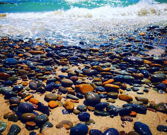 Bãi biển Cổ Thạch - Khám phá màu sắc độc đáo của đá
