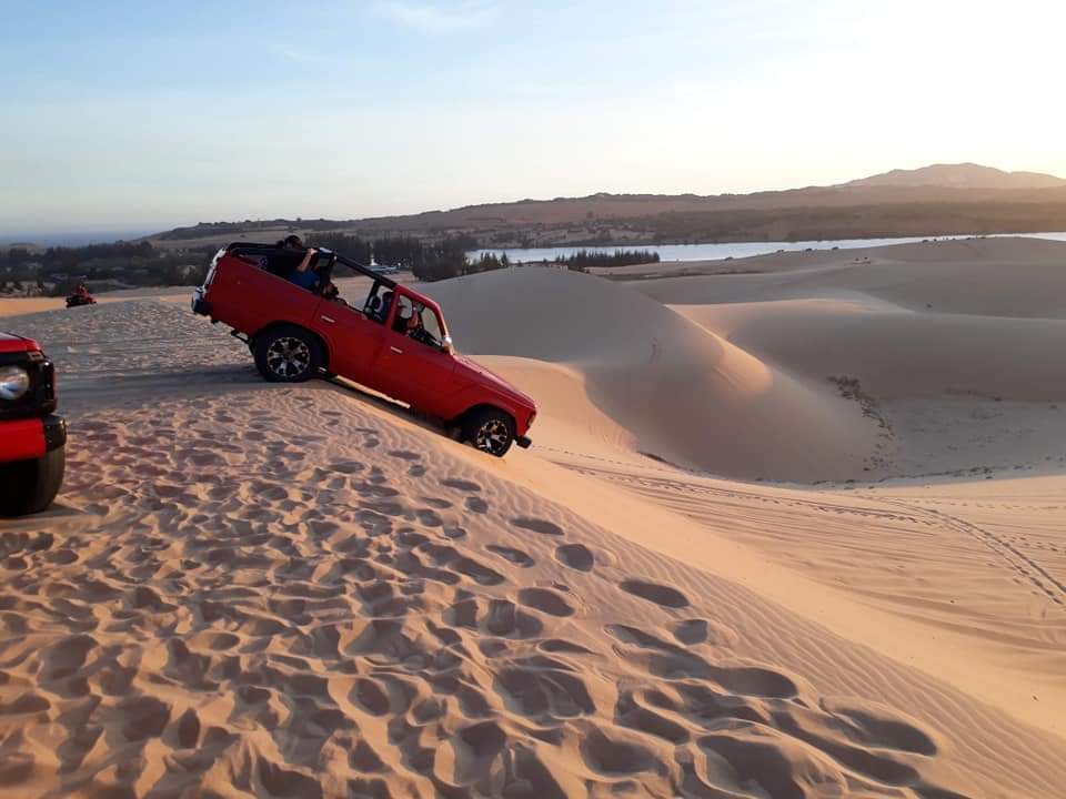 Giá thuê xe Jeep Vượt đồi cát Mũi Né bao nhiêu
