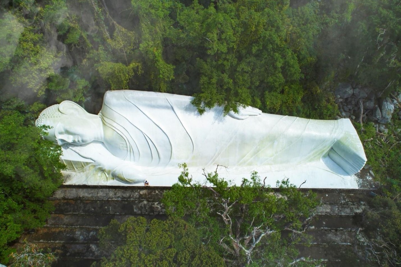 Tượng Phật niết bàn dài 49m linh thiêng