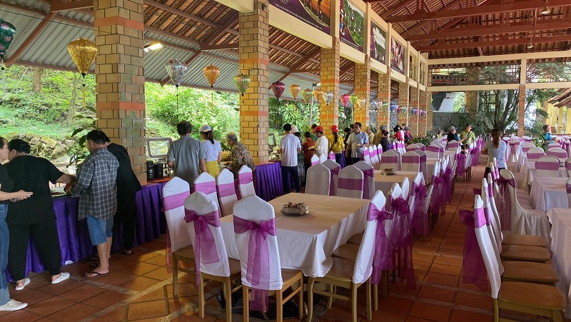 Du khách ăn trưa tại nhà hàng Thiên Thai khu du lịch Tà Cú