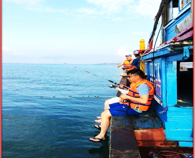 Tàu câu cá đưa khách ra biển ( cách bờ 5-10km )
