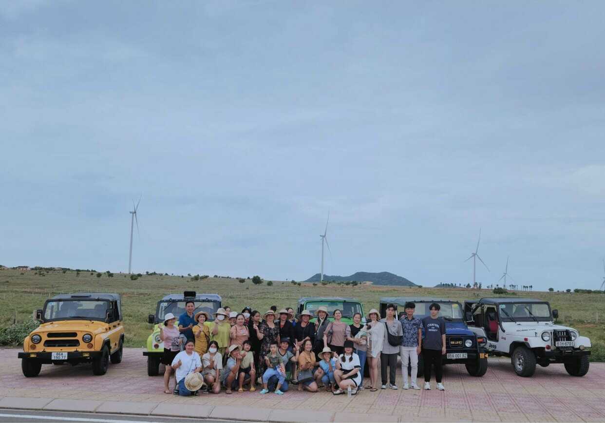 Kết thúc Tour xe Jeep - du khách chụp hình chung kỷ niệm