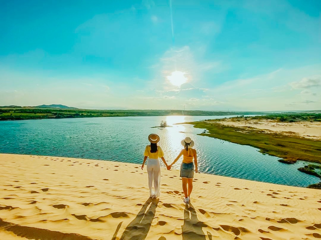 If you enjoy watching the sunrise, you can visit Bau Trang early in the morning.
