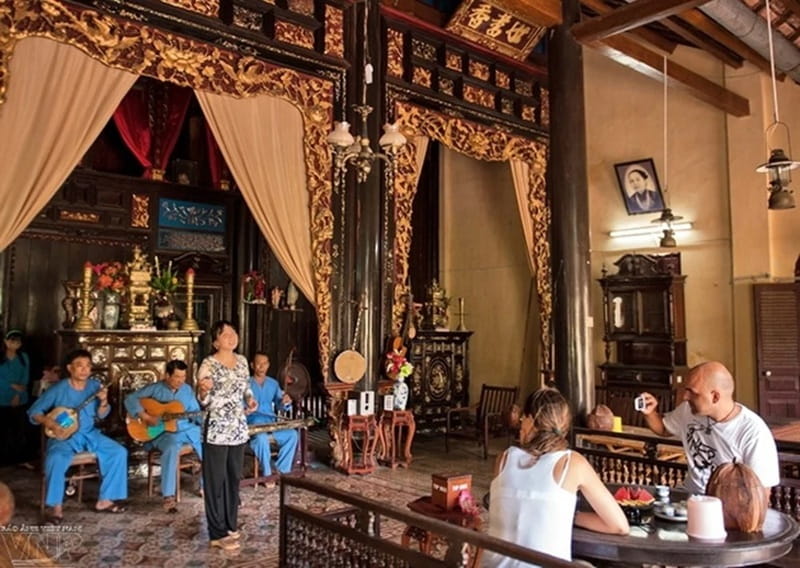 Nhà Cổ Bình Thủy: Ngôi nhà cổ 5 gian 2 mái mang kiến trúc Pháp cổ kính hơn 150 năm tuổi, từng là bối cảnh của nhiều bộ phim điện ảnh nổi tiếng.