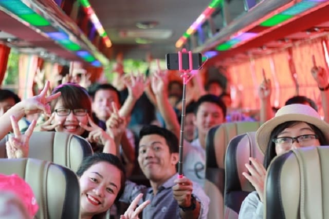 Thuê Xe 29 Chỗ Đi Hồ Tràm: Khi Hành Trình Là Sợi Dây Gắn Kết Tập Thể