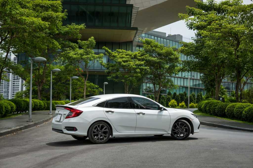Honda Civic: Cảm giác lái mạnh mẽ, rất đầm chắc khi chạy trên cao tốc với tốc độ 120km/h.