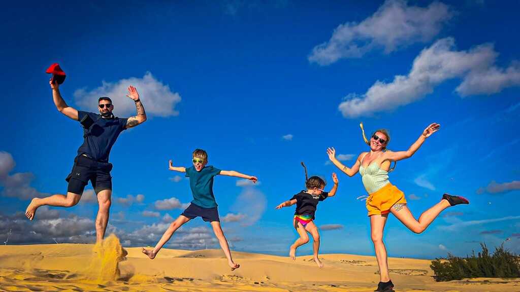 - 6h00: Trên đường về, xe jeep đưa đi tham quan Đồi Cát Đỏ, đồi cát đỏ không rộng lớn như Đồi Cát Trắng nhưng quang cảnh rất đẹp để chụp hình lưu niệm do màu đỏ của cát làm tâm nhấn cho khung cảnh đằng sau