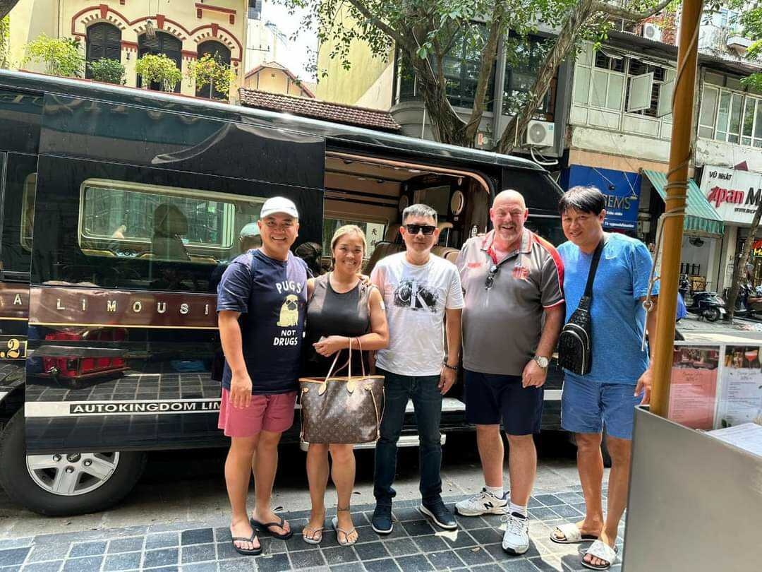 BOOKING YOUR LIMOUSINE 9 SEATER ONLINE