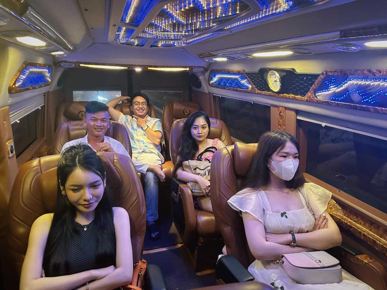 Giá thuê xe Limousine 9 chỗ (Tối đa 8 khách)