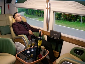 Limousine My Tho to HCMC 9 Seater