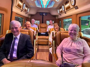 Limousine 9-seat car rental service