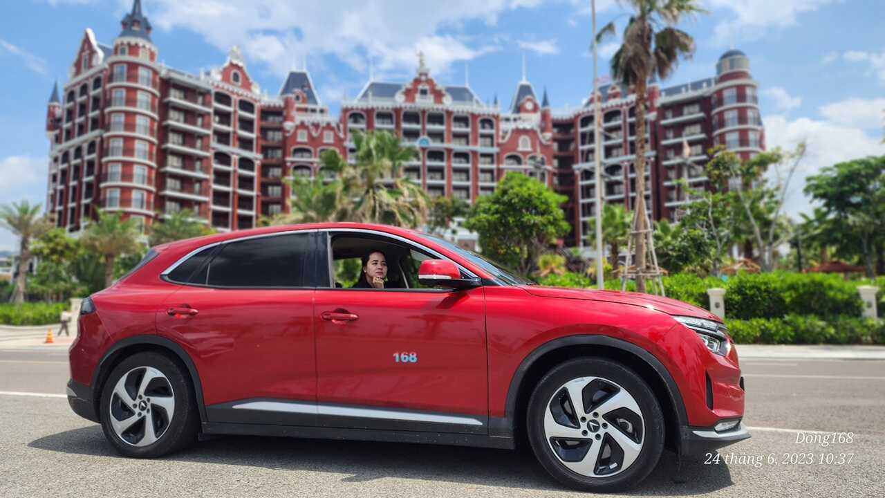 The "Green Tourism" trend with VinFast electric vehicles in Phan Thiet.