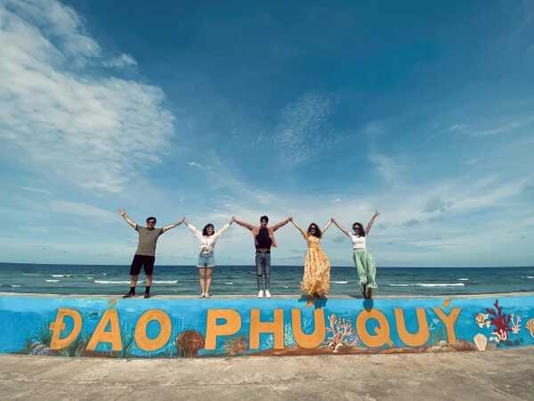Một hòn đảo hoang sơ, thiên đường cho các hoạt động lặn biển, khám phá thiên nhiên.