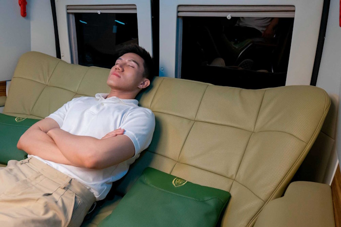 Một số xe limousine cao cấp còn được trang bị ghế massage, ghế có thể ngả 180 độ thành giường,…