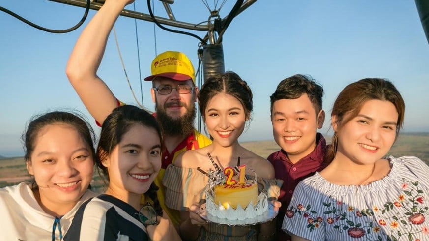 Tổ chức sinh nhật ngay trên khinh khí cầu là 1 kỷ niệm đáng nhớ