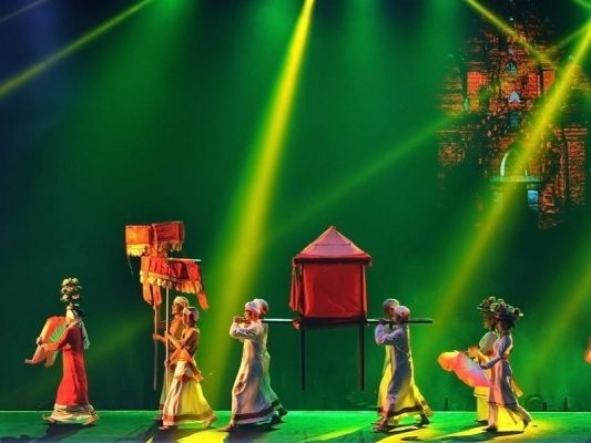 Du khách tìm hiểu về sự tích Ông Nam Hải