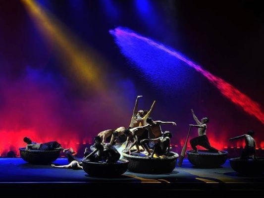 Một hoạt cảnh khắc họa công cuộc chinh phục đại dương của dân chài