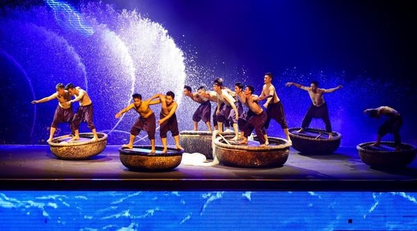 Ngư dân luôn phải đương đầu và chống chọi những khắc nghiệt nơi biển cả