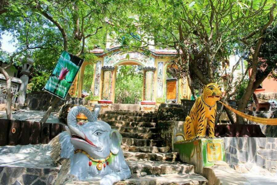 Chùa Cổ Thạch không chỉ có cảnh quan đẹp mắt mà còn là nơi linh thiêng và yên bình để bạn tìm hiểu về đạo Phật