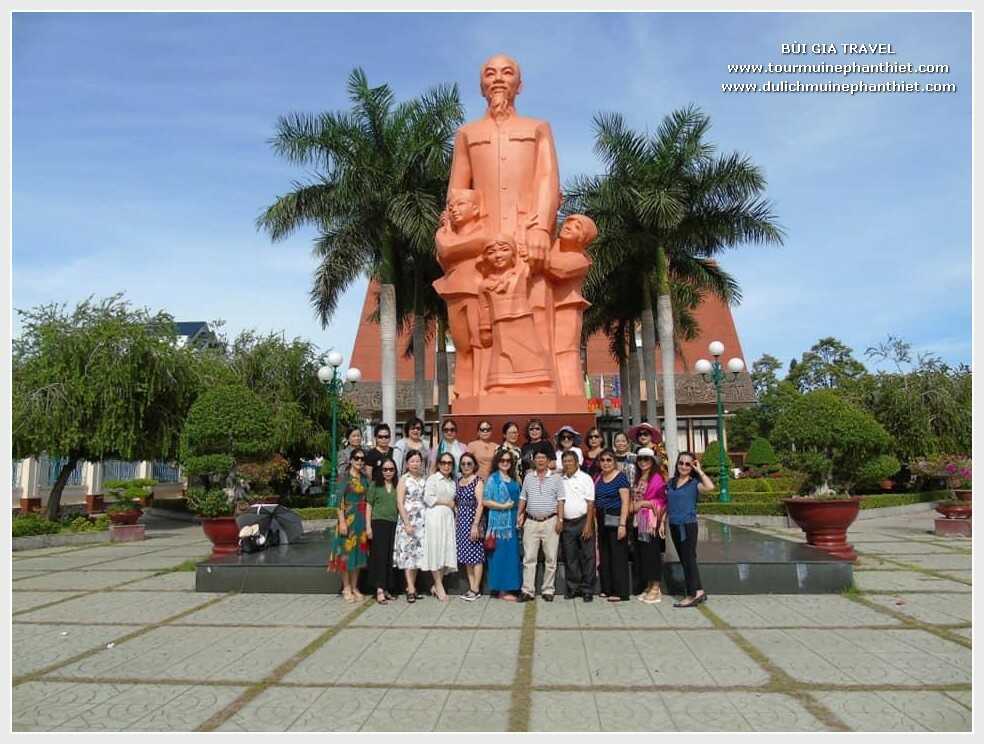 Du khách chụp hình kỷ niệm bên tượng Bác