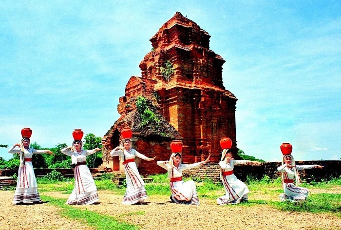 Biểu diễn văn hóa chăm tại tháp Poshanu Mũi Né, Phan Thiết
