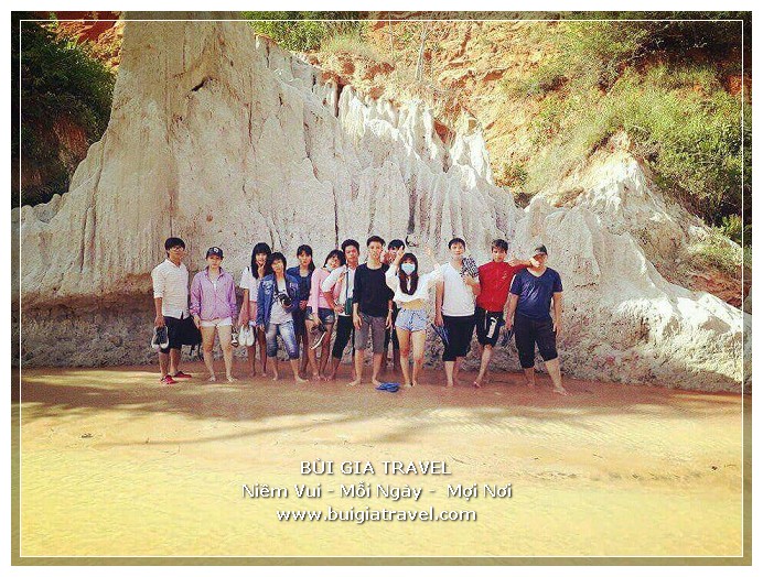 Thảnh thơi dạo bước dưới làn nước mát lạnh của Suối Tiến