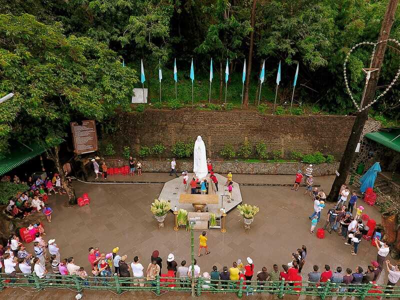 Đoàn đi tham quan núi Mẹ Tà Pao