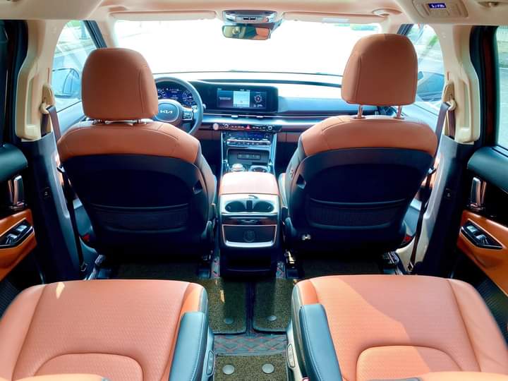 Nội thất rộng rãi với ghế da cao cấp êm ái