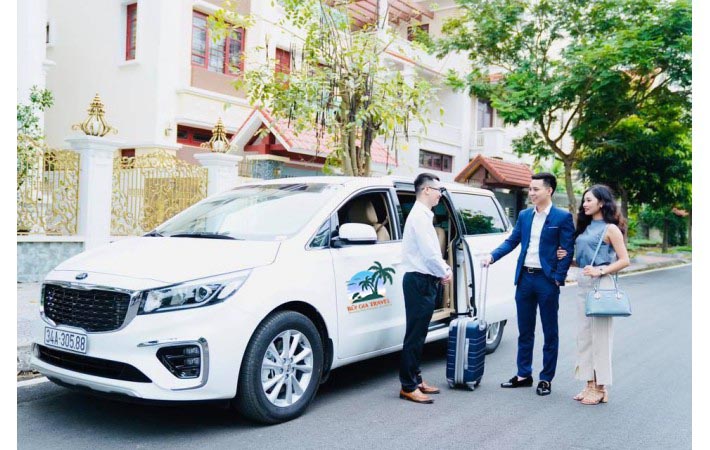 Phục vụ đưa đón khách tận nhà bằng dòng xe Kia Sendona kèm tài xế