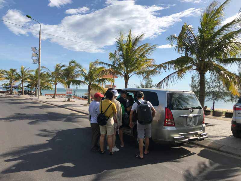 Xe riêng Bùi Gia đón khách chuẩn bị khởi hành Tour Chùa Cổ Thạch