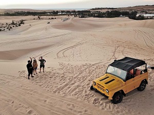 Giá cho thuê Xe Jeep vượt Đồi Cát