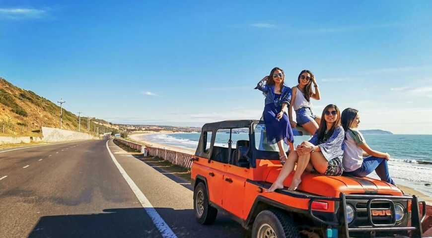 Xe jeep đưa quý khách đi qua cung đường ven biển Hòn Rơn tuyệt đẹp