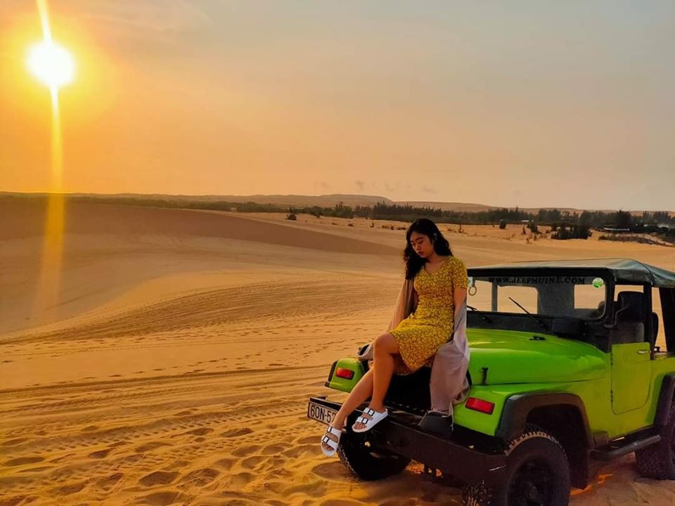 Chụp hình check-in Đồi Cát Bàu Trắng Mũi Né cùng Xe Jeep