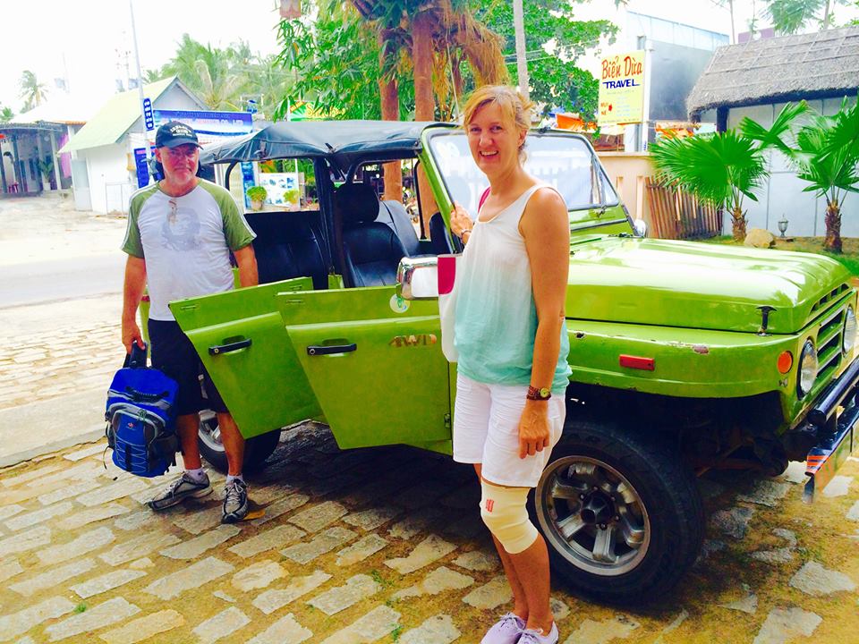 Xe jeep Bùi Gia đưa khách trở lại Khách Sạn sau lịch trình