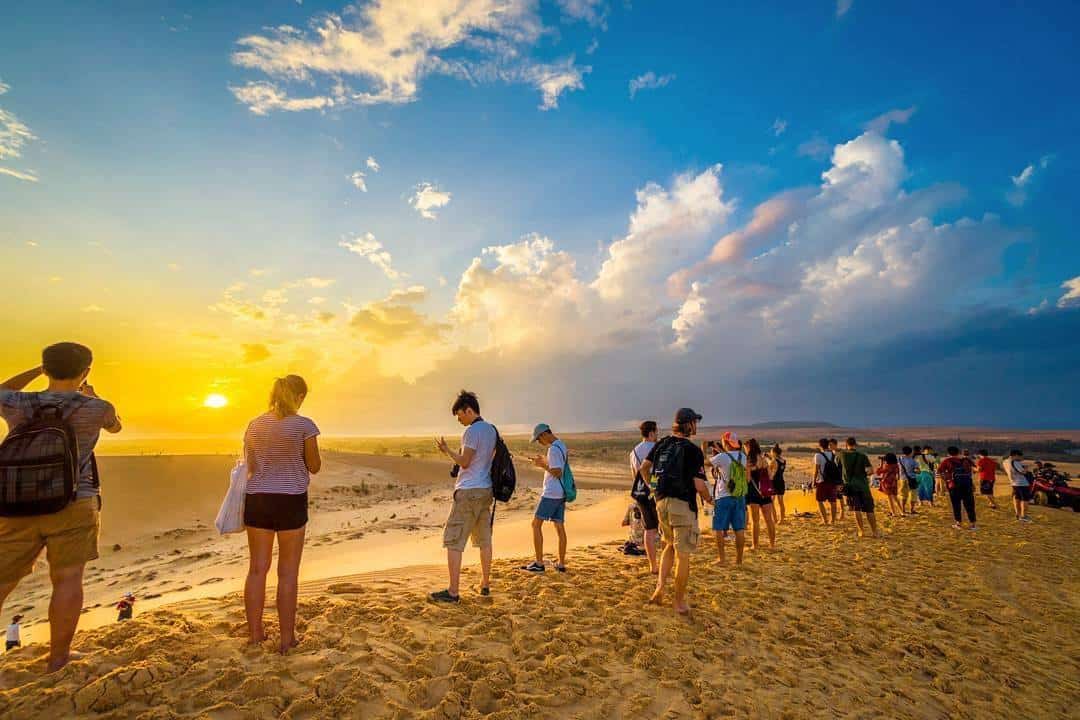 Khung cảnh hoàng hôn đầy thơ mộng trên đỉnh Đồi cát bàu Trắng