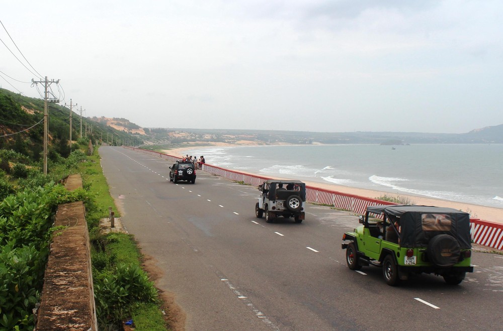 Xe jeep đi qua cung đường ven biển Hòn Rơm tuyệt đẹp