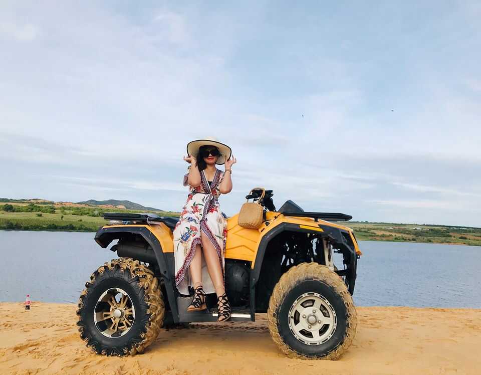 Chụp hình check-in Đồi Cát Bàu Trắng Mũi Né cùng Xe Moto địa hình
