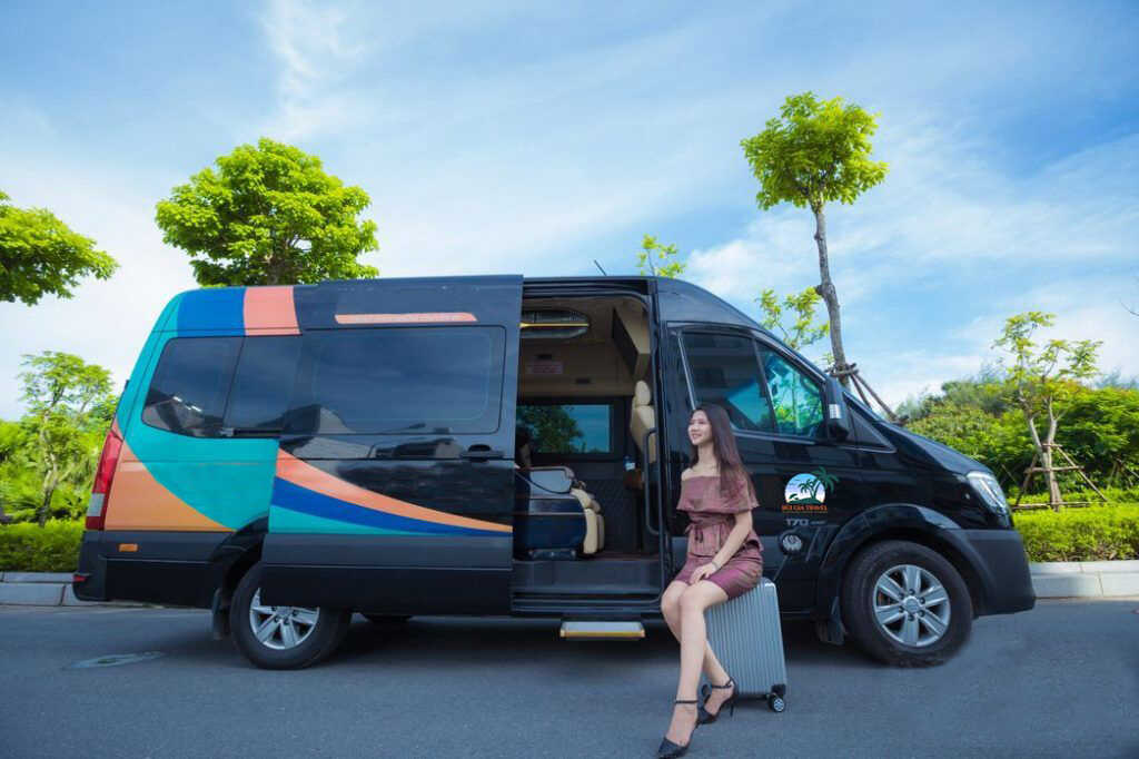 Du khách được đưa đón tận nơi với mức giá “mềm”